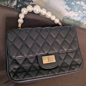 🖤 Grosso Quilted Black Clutch with Pearl Handle & Gold Chain Strap